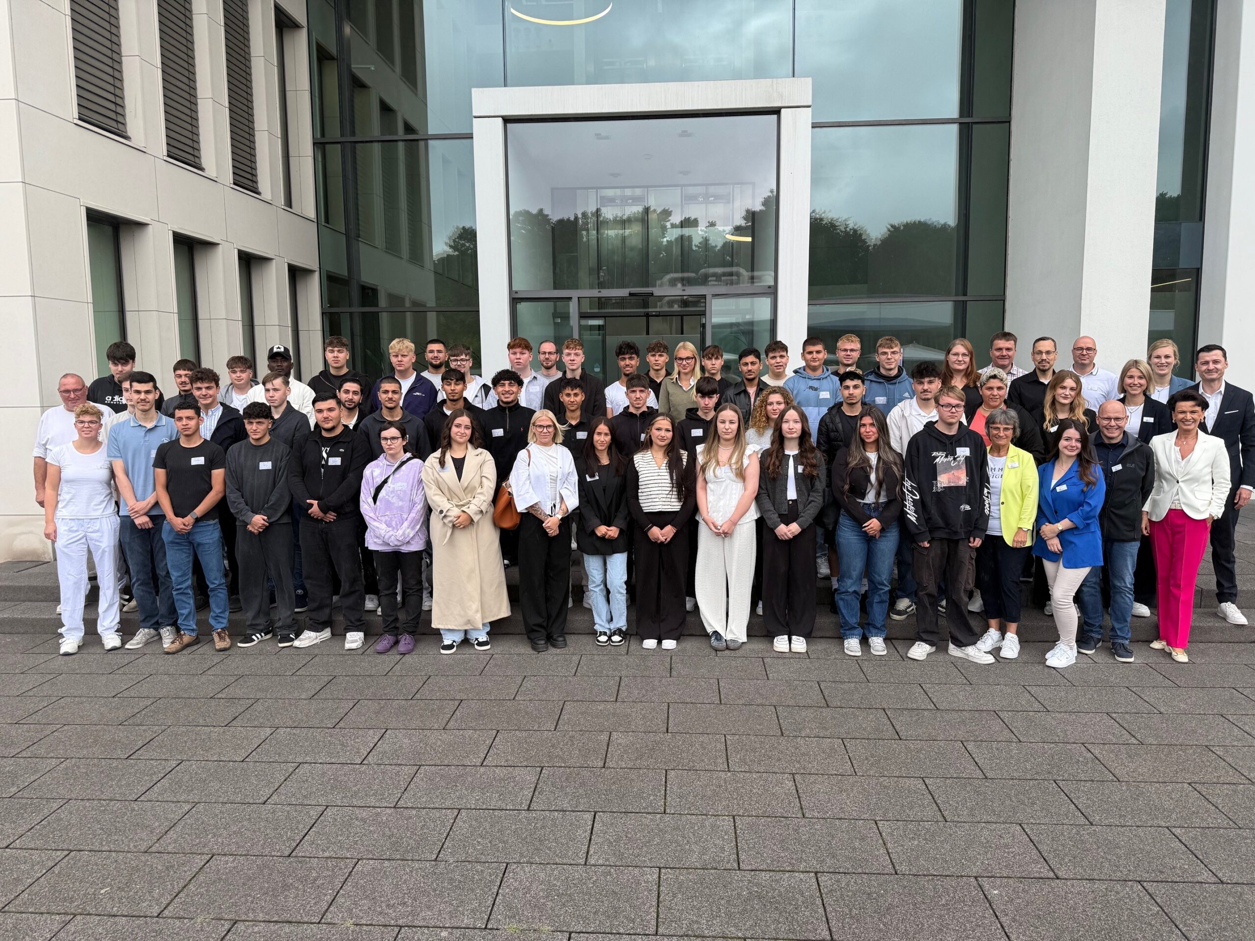 Auszubildende und Ausbilder beim Azubi-Start der Premium Food Group 2025