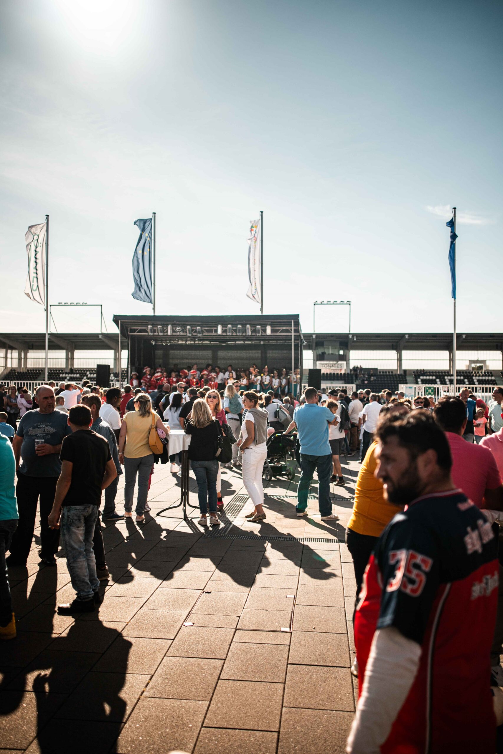 Beim Familienfest der Premium Food Group 2019 tummeln sich die Besucher vor der großen Veranstaltungs-Bühne.