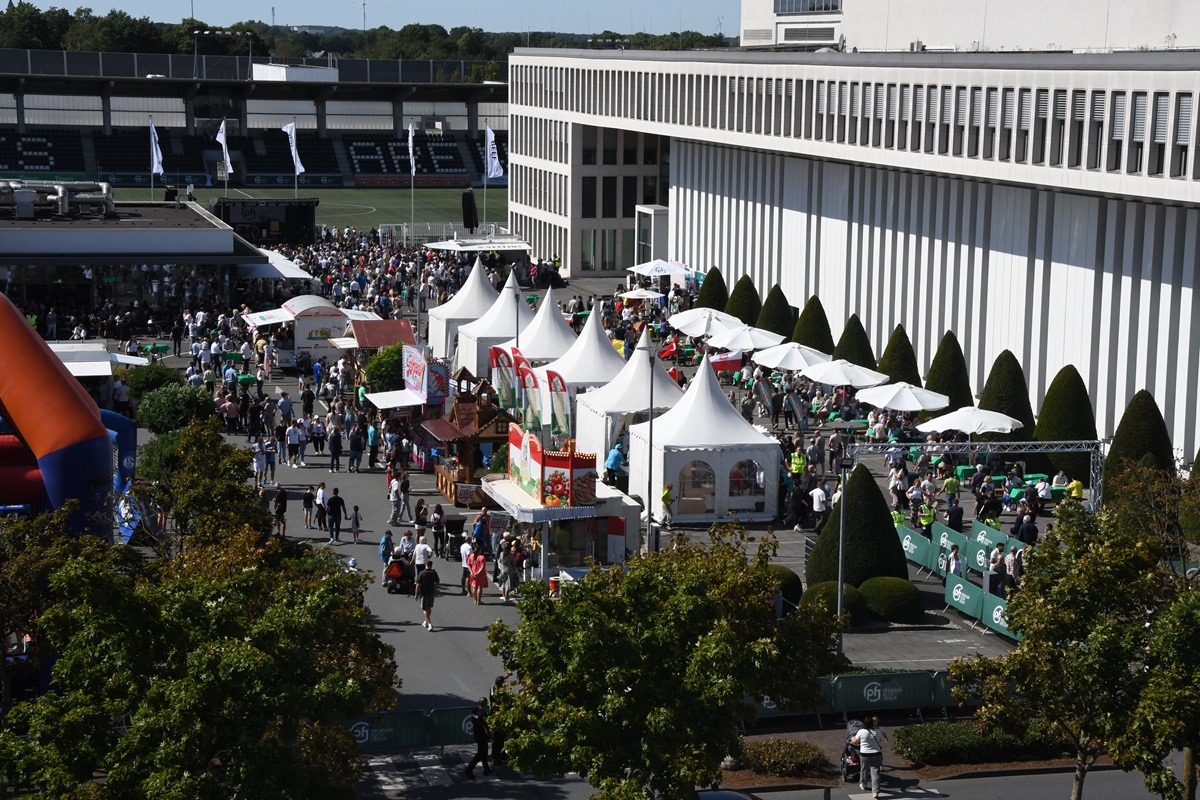 Menschenmenge auf dem Familienfest der Premium Food Group 2025